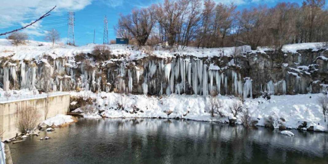 Karın kapattığı yollar açılınca herkes akın etti! Metrelerce buz sarkıtından görsel şölen: Kışın en büyüleyici manzarası 2
